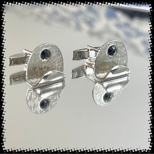 💕Beautiful Silvertone Brushed Cufflinks Black Stone💕